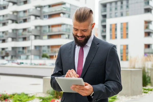 Jeune homme d'affaires barbu écrivant e-mail d'affaires en utilisant son onglet — Photo