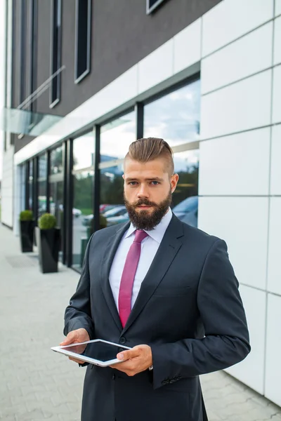 Jeune homme d'affaires barbu écrivant e-mail d'affaires en utilisant son onglet — Photo