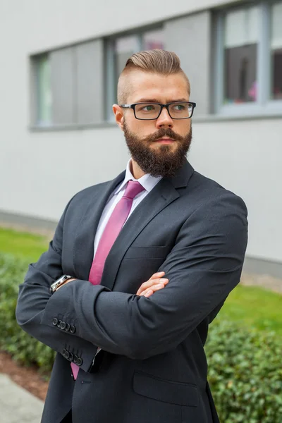 Portrait of a young focused bearded businessman outside the offi — Stock Photo, Image