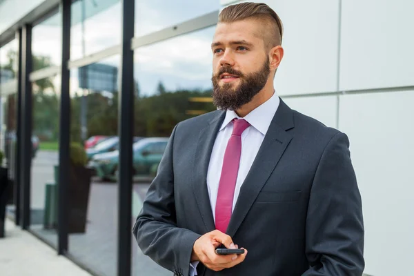 Young bearded businessman writting business e-mail using his mob — Stock Photo, Image