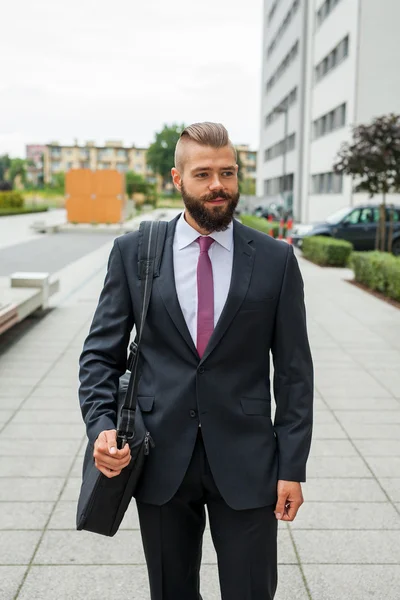 Portrait of a young happy businessman outside the office buildin — Stock Photo, Image