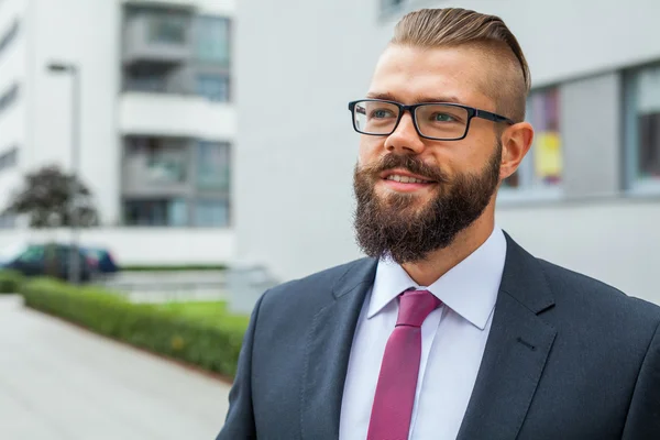 Portrait of a young happy businessman outside the office buildin — Stock Photo, Image