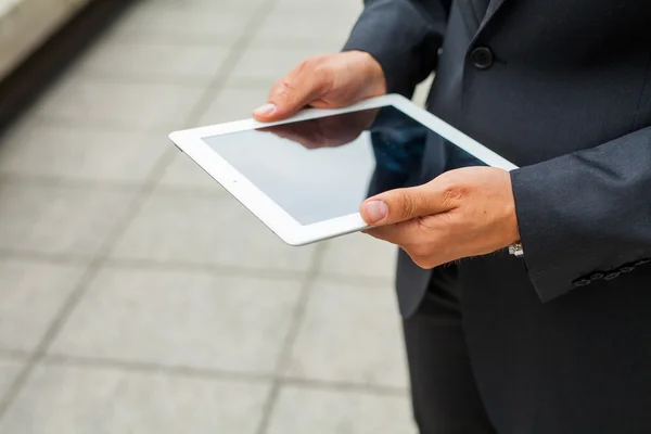 Zakenman die tablet pc gebruikt. Close-up. — Stockfoto