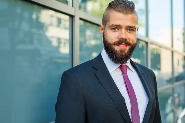 Portrait of a young focused businessman outside the office build — Stock Photo, Image