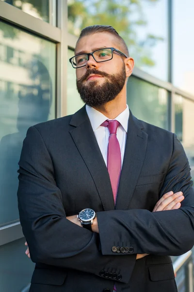 Portrait of a young focused bearded businessman outside the offi — Stock Photo, Image