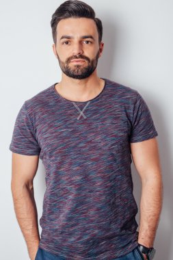 Beyaz arka plan üzerinde duran genç adam.