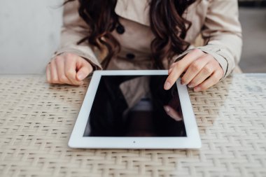 Dışarıda kafe otururken tablet pc kullanan genç kız. Kentsel