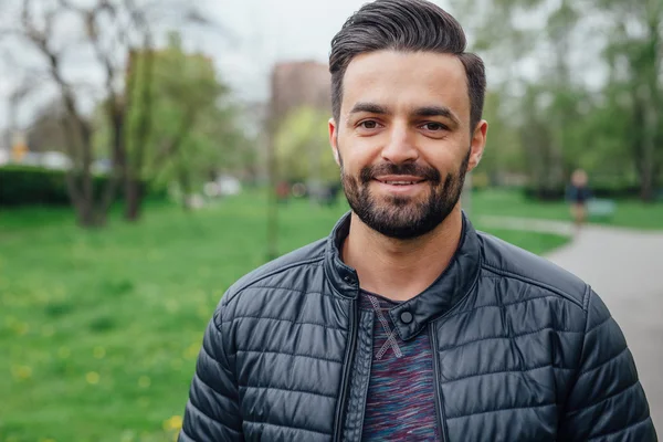 Portrait of a young man in the park. — Stock Photo, Image