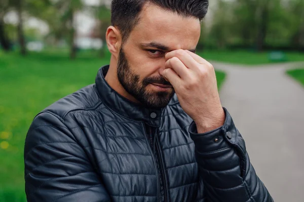 Retrato de un joven con un terrible dolor de cabeza . —  Fotos de Stock