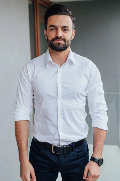 Portrait of a young businessman in a white shirt. — Stock Photo, Image