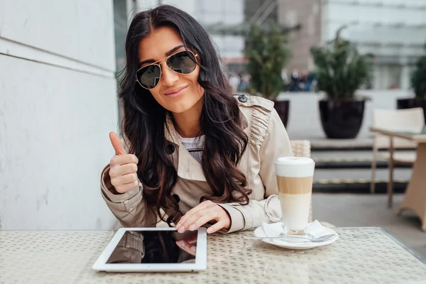 Mujer sentada fuera de la cafetería con café y tableta pc. Pos. — Foto de Stock