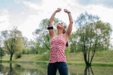 Kız selfie alıyor. O ara egzersiz vardır.