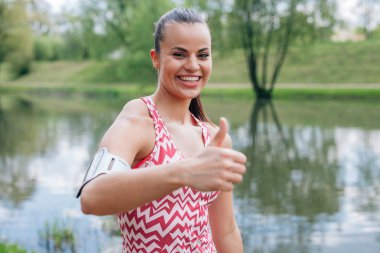 Mutlu genç kız parkta workaout sonra. Olumlu duygular