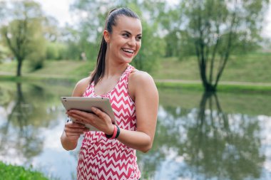 Kız tablet pc kullanıyor. O ara egzersiz vardır.
