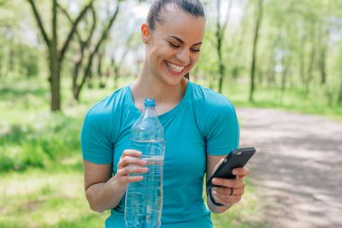 İçme suyu treaning ve cep telefonuyla sonra kızdır