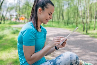 Kız tablet pc kullanıyor. O ara egzersiz vardır.