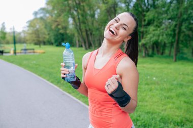 Kız içme suyu. O skting içinde bir sonu vardır.