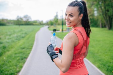 Kız içme suyu. O skting içinde bir sonu vardır.