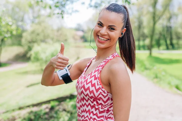 Glückliches junges Mädchen nach dem Training im Park. Positive Emotionen — Stockfoto