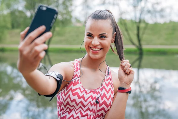 A rapariga está a tirar selfie. Ela tem uma pausa no treino. . — Fotografia de Stock