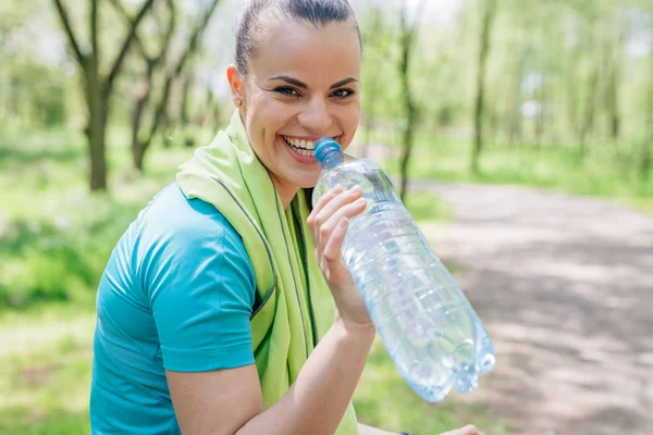 Meisje drinkwater na treaning in het park. — Stockfoto