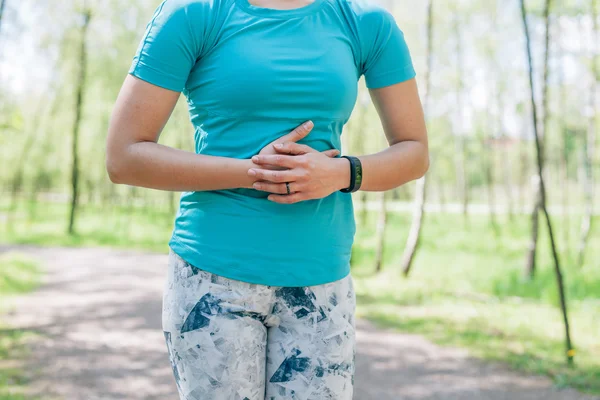 Mädchen macht eine Trainingspause. Sie hat ein Kribbeln. — Stockfoto