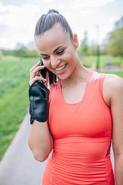 Mädchen telefoniert nach Spaziergang im Park. — Stockfoto