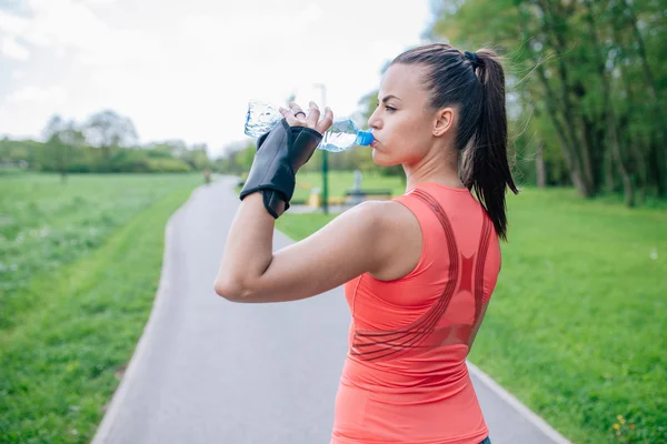 Kız içme suyu. O skting içinde bir sonu vardır.