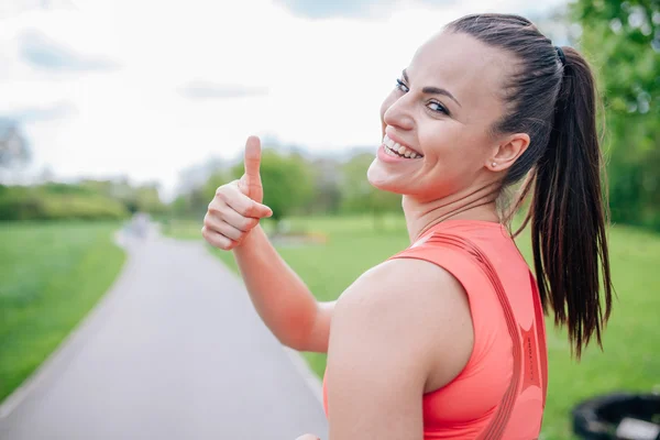 Mädchen auf Rollschuhen. Sie hält ihre Freunde an der Hand. — Stockfoto