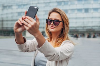 Kız alma selfie. Kentsel arka plan.