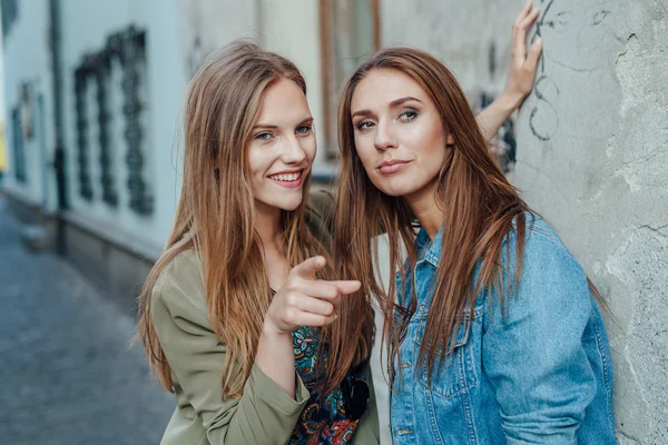 Duas jovens conversando na rua . — Fotografia de Stock