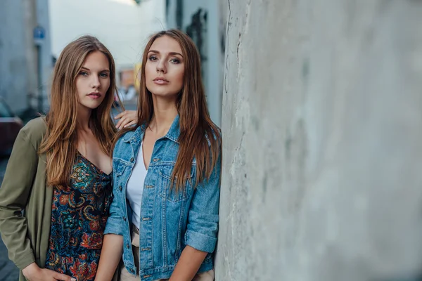 Zwei junge Mädchen reden auf der Straße. — Stockfoto