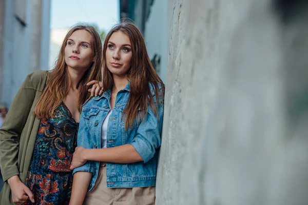 Zwei junge Mädchen reden auf der Straße. — Stockfoto