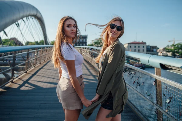 Porträt zweier junger Mädchen. Sommerzeit. — Stockfoto