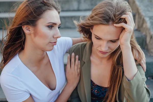 Deux jeunes filles assises dans les escaliers. L'une est en train de remonter le moral — Photo