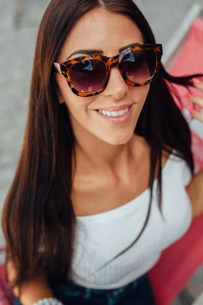 Retrato de una joven feliz con gafas de sol . — Foto de Stock