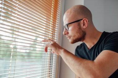 Genç adam pencereden dışarı bakarak. 