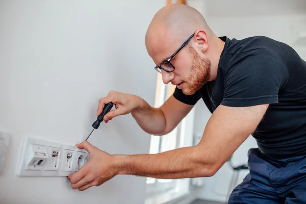 El hombre está reparando contactos . — Foto de Stock