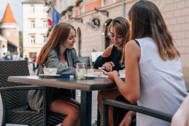 Üç genç kadın açık kafe Restoran öğrenme. 