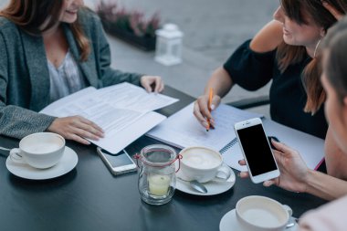 Üç genç kadın öğrenme ve açık kafe r de söz