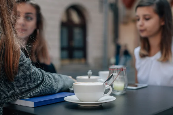 Tres mujeres jóvenes están hablando en el restaurante del café. Al aire libre ba —  Fotos de Stock