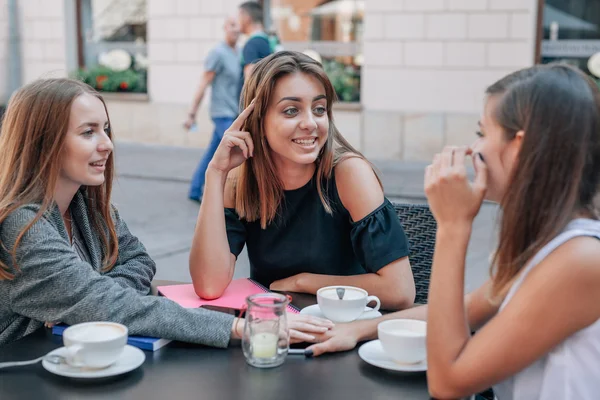 Las mujeres jóvenes están hablando en el restaurante cafetería. Respaldo exterior —  Fotos de Stock