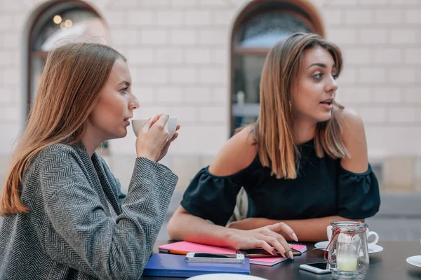 Junge Frauen unterhalten sich im Café-Restaurant. Outdoor-Backgro — Stockfoto
