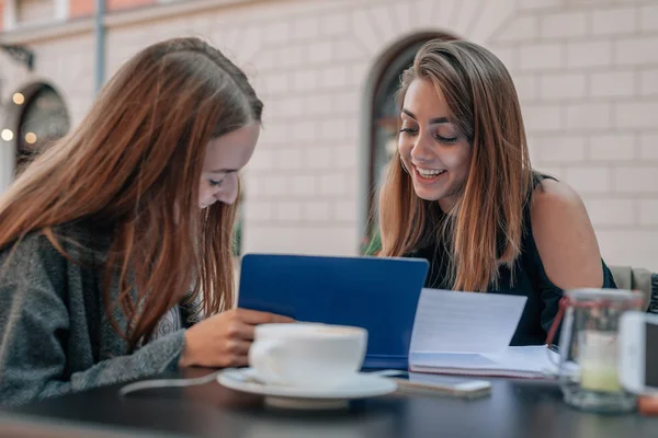 Dvě studentky se učí a mluví ve venkovní kavárně — Stock fotografie