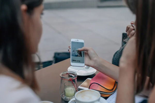 若い女性が座って、携帯電話を使用しています。屋外カフェ bac — ストック写真
