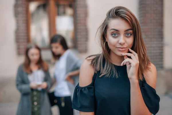 Junge Frau posiert für Foto. Hintergrund der Stadt. — Stockfoto