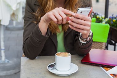 bir akıllı telefon kullanan el.