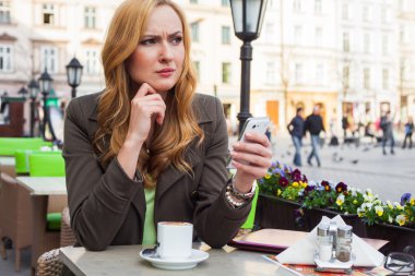 Bir kafede Smartphone kullanan zarif kadın