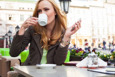 Bir kafede Smartphone kullanan zarif kadın