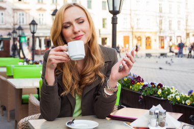 Bir kafede smartphone ile zarif kadın